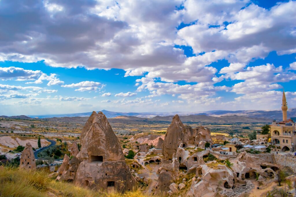 Vue panoramique sur les cheminées de fées et vallées de Cappadoce