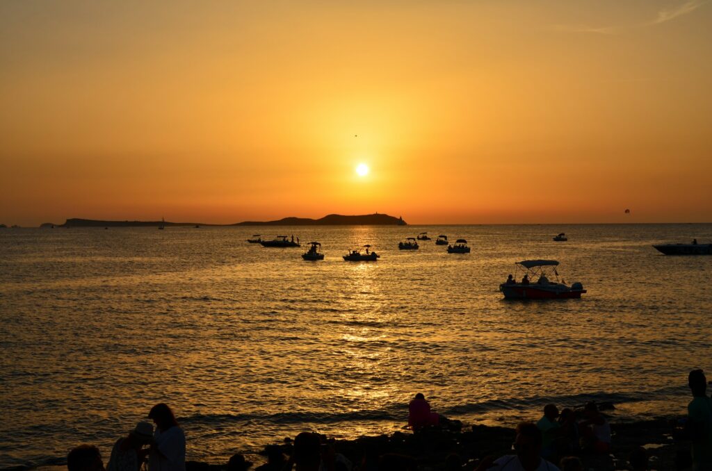 Coucher de soleil sur la mer à Ibiza en fin de saison