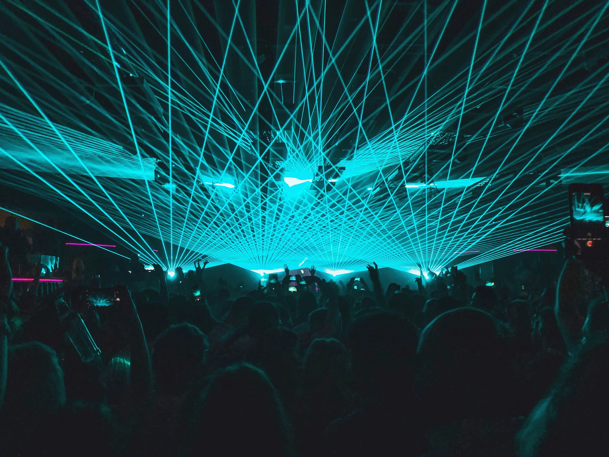 Jeu de lumières dans un club électro à Ibiza, ambiance de fin de saison