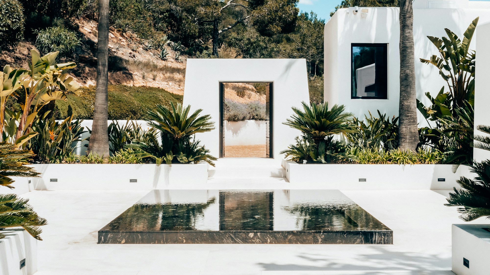 Villa blanche traditionnelle avec piscine à Ibiza, hors saison touristique