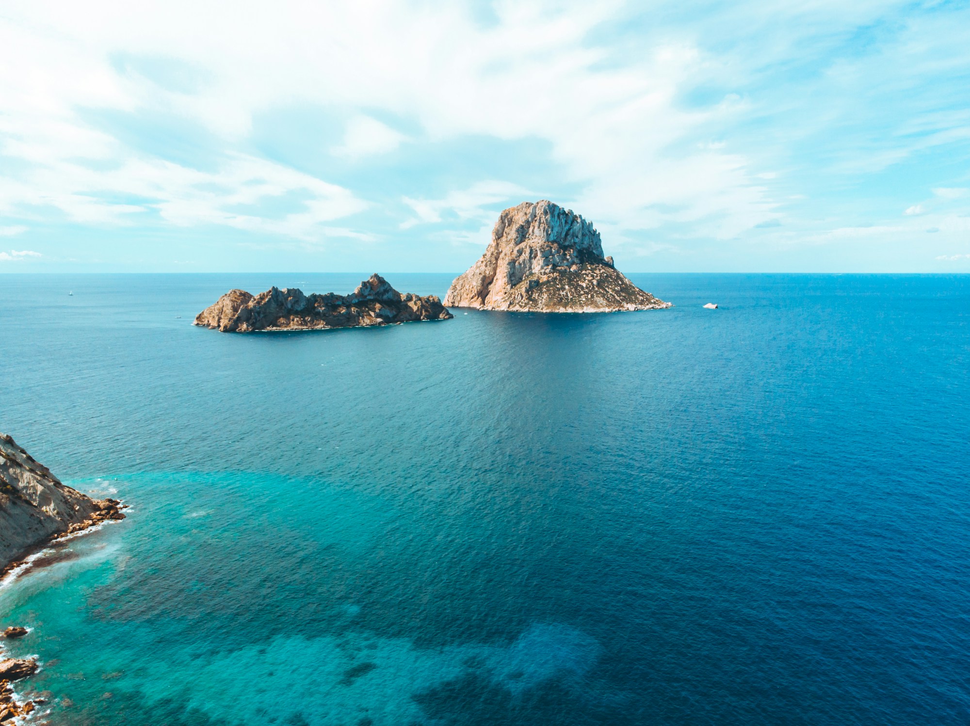 Le rocher d'Es Vedrà au large de la côte sud-ouest d'Ibiza