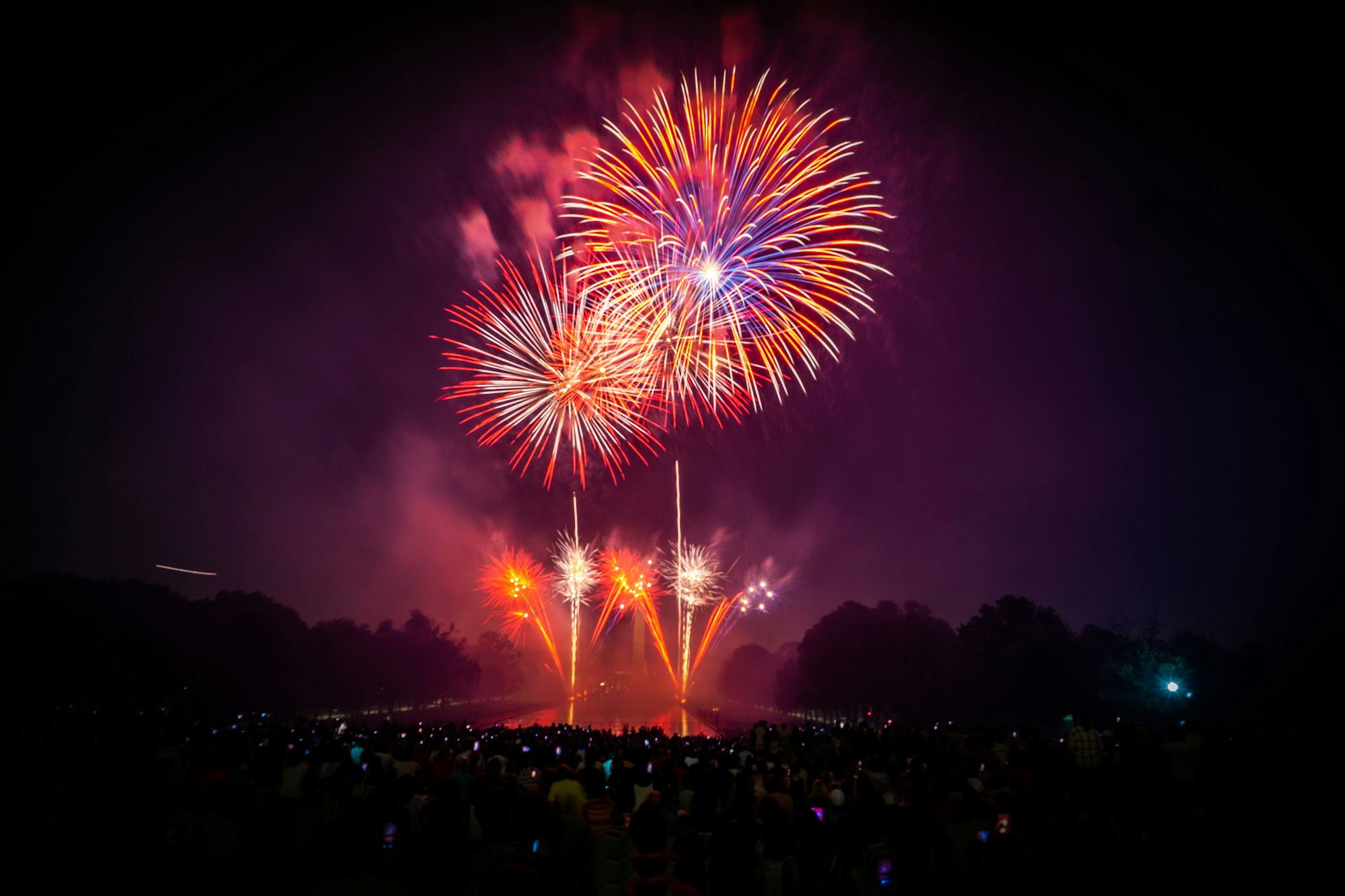 Feux d'artifice dans le ciel nocturne, ambiance des soirées EkkaNITES