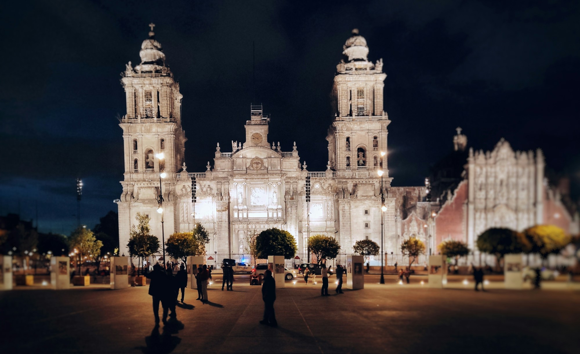Foule rassemblée de nuit devant la Cathédrale Métropolitaine, sur le Zócalo de Mexico City