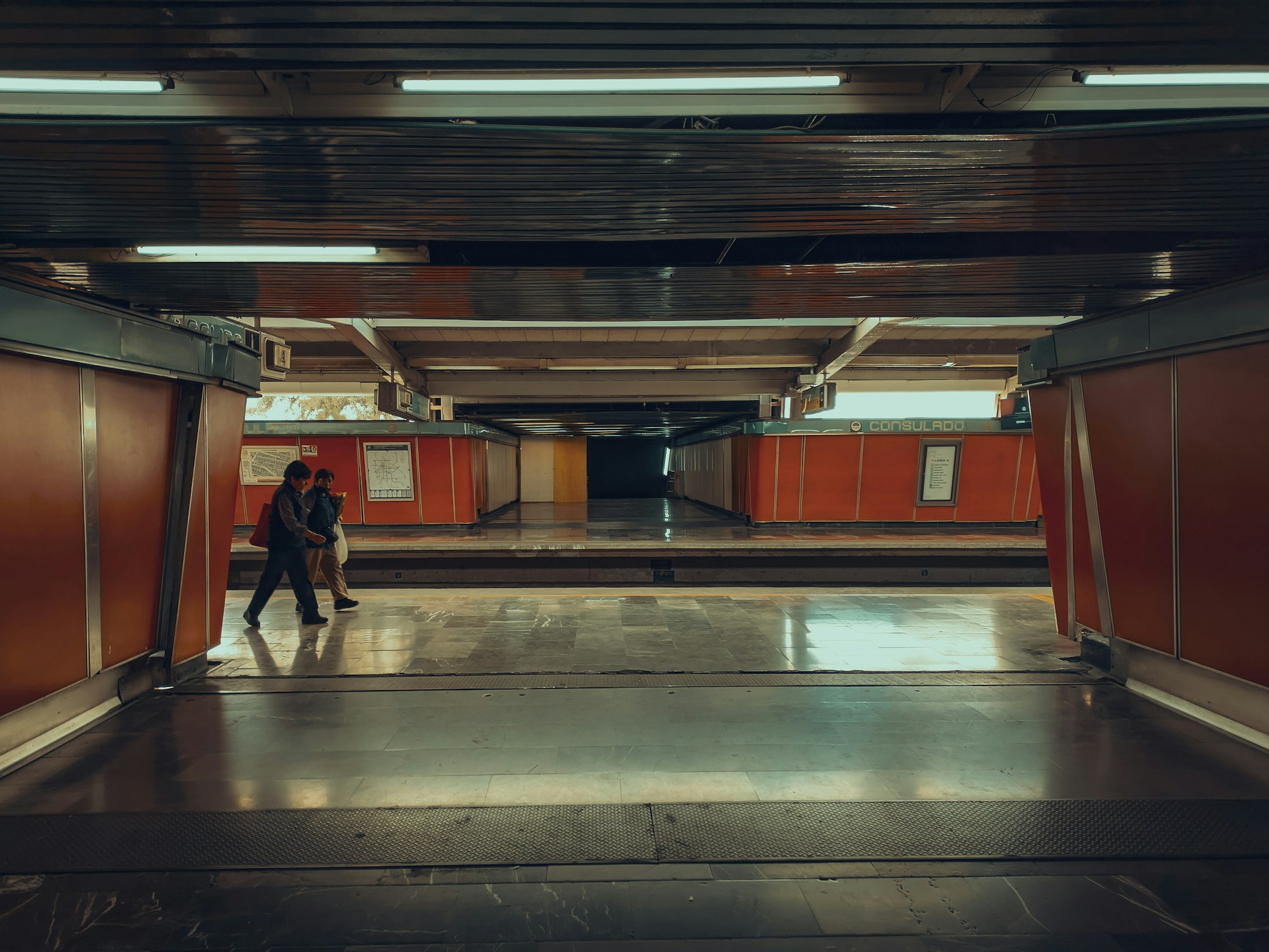 Quai de métro très fréquenté aux heures d'affluence, un point à anticiper le soir du Grito