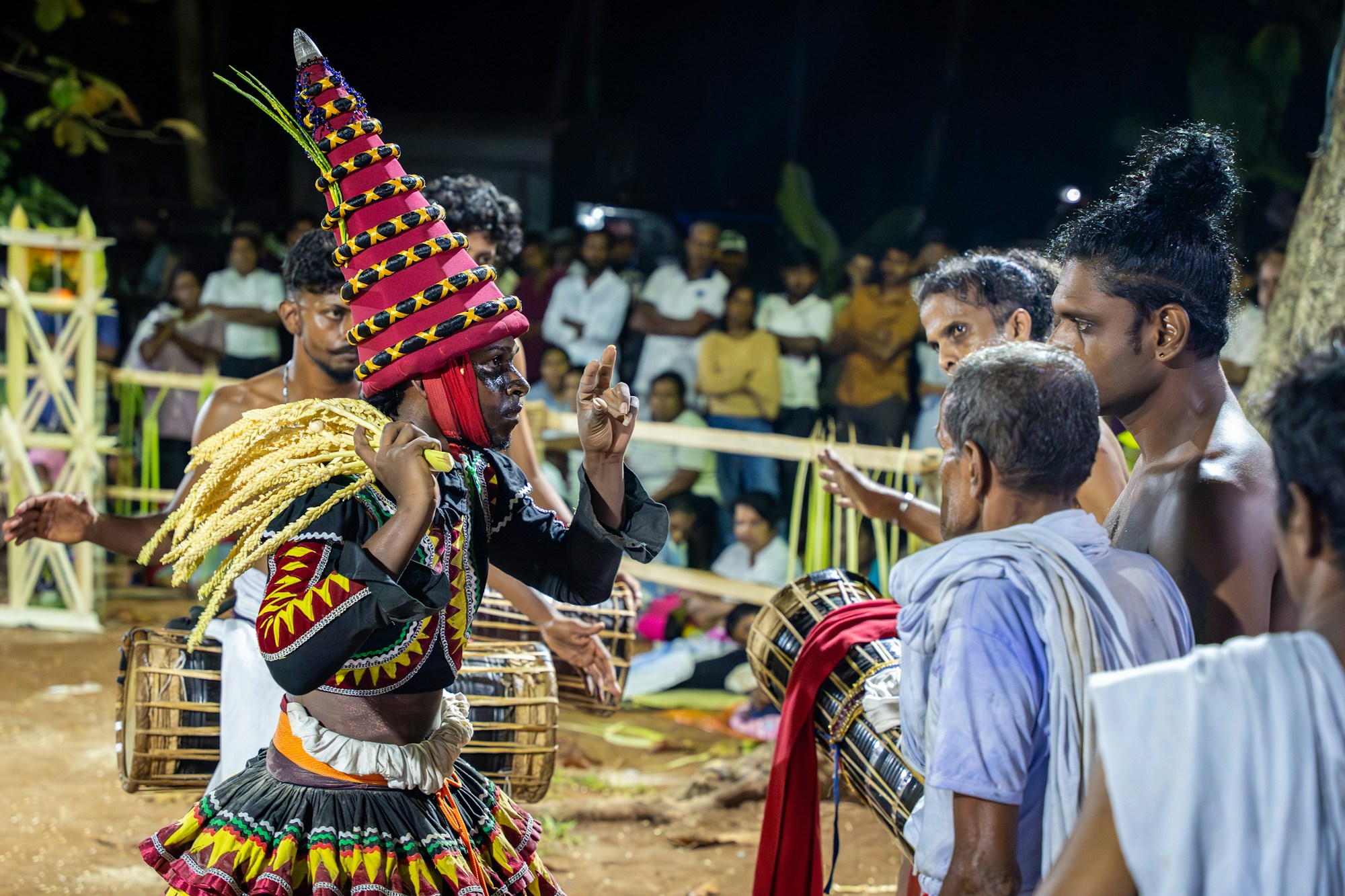 Traditioneller Künstler in Zeremonialkostüm beim nächtlichen Umzug in Kandy