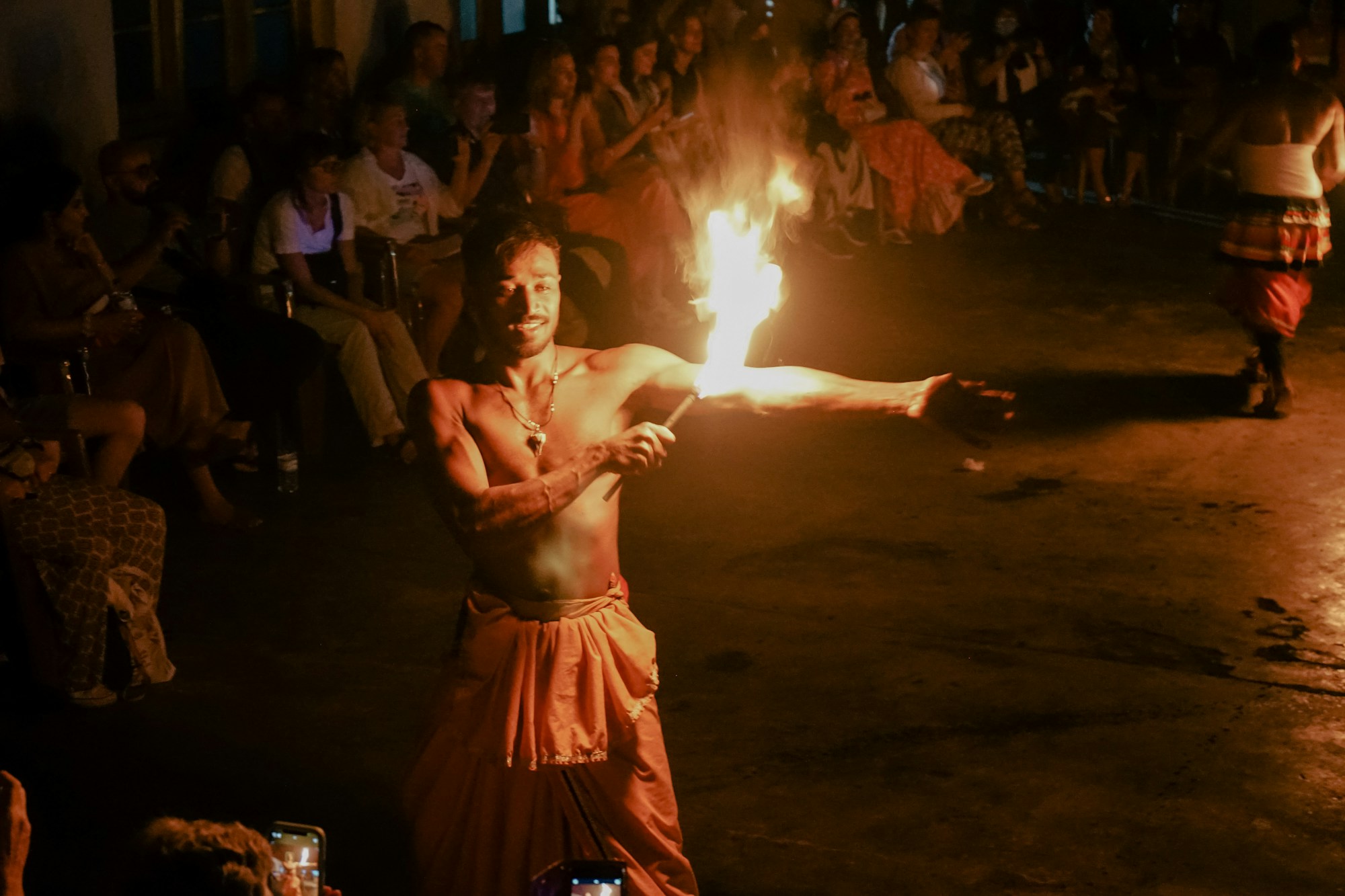 Feuertänzer mit bemaltem Gesicht während der Esala Perahera in Kandy