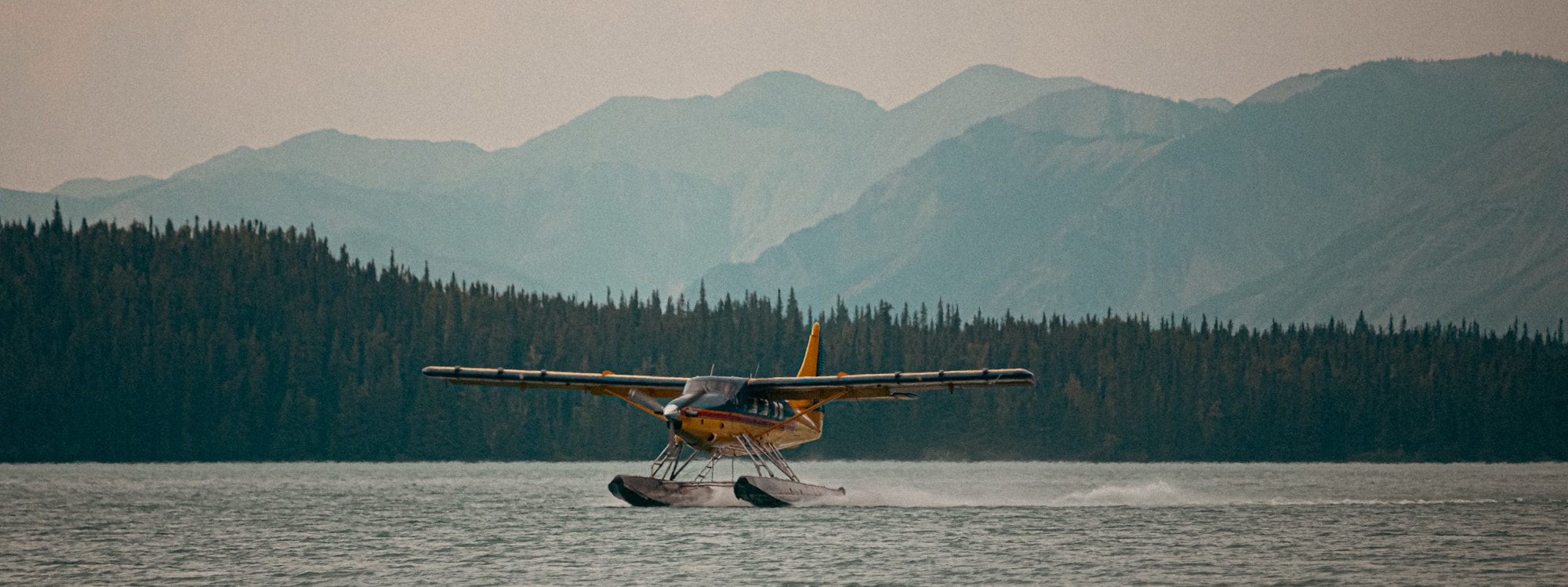 Hidroavión en un lago de Alaska, imagen de apoyo para llegar a Brooks Camp