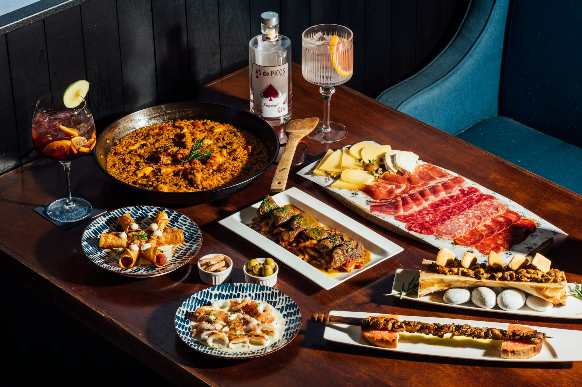 Variedad de tapas españolas servidas en la barra de un bar