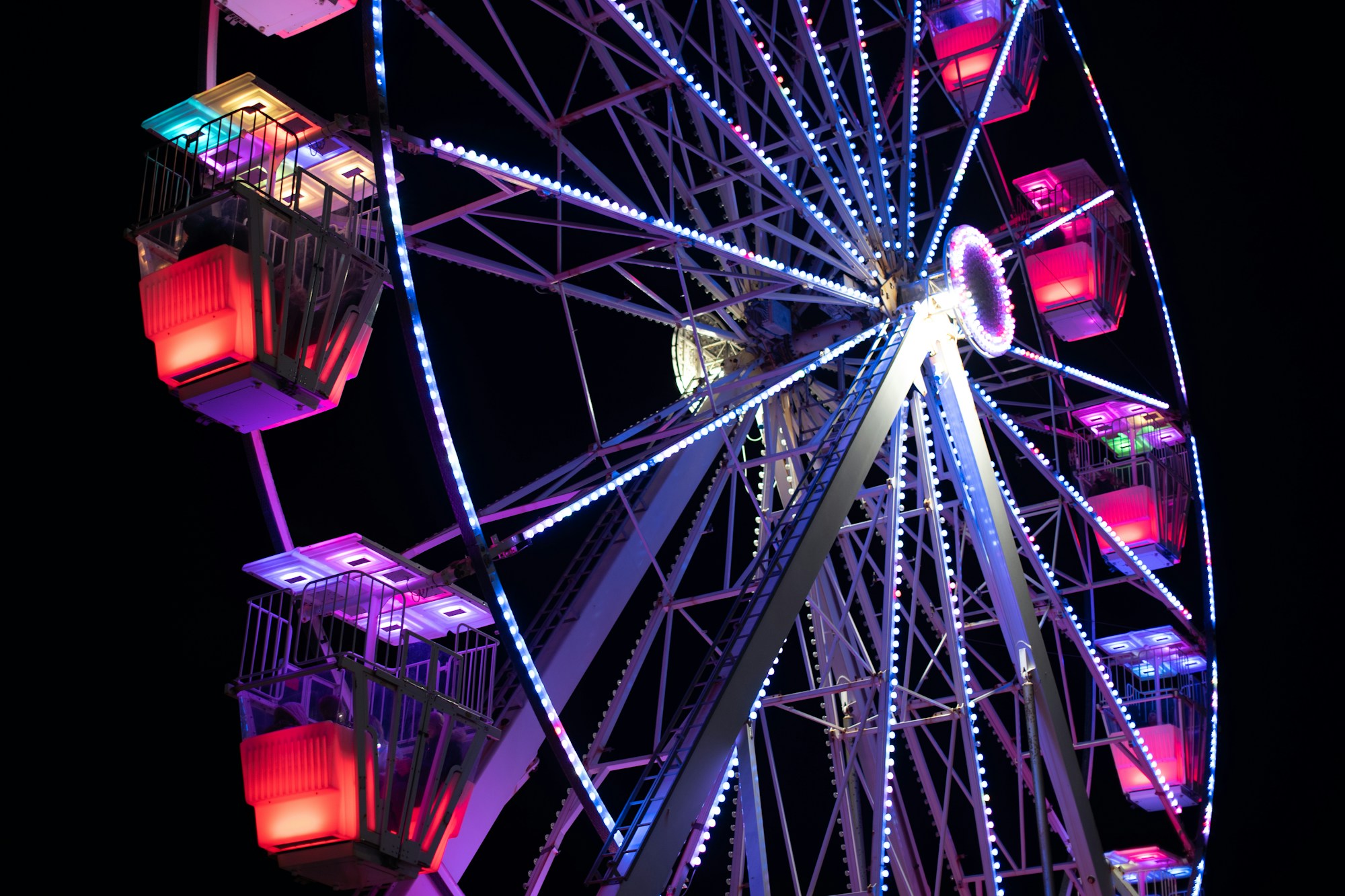 Noria de colores vivos en una feria nocturna