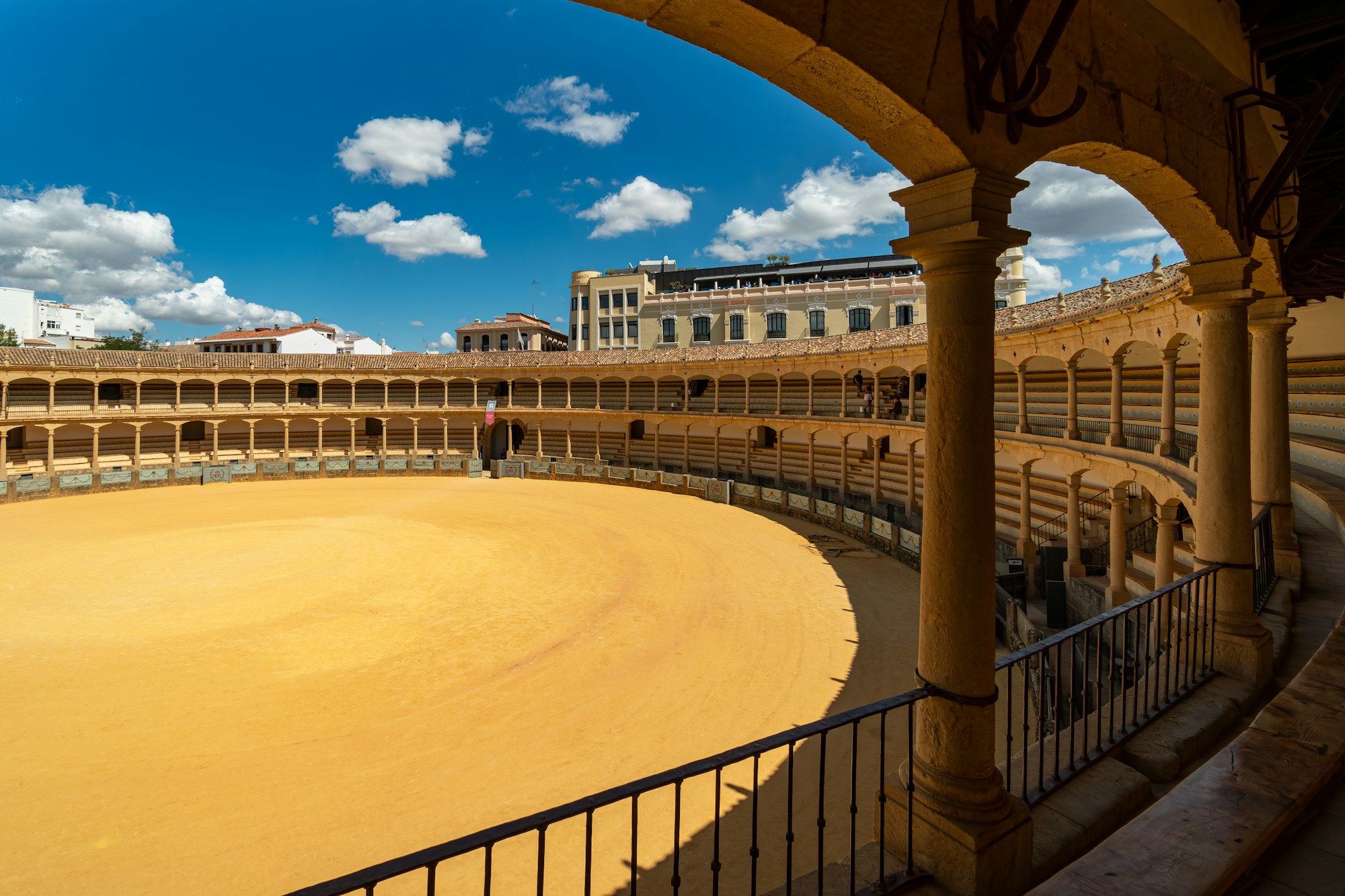 Plaza de toros española bajo un cielo despejado