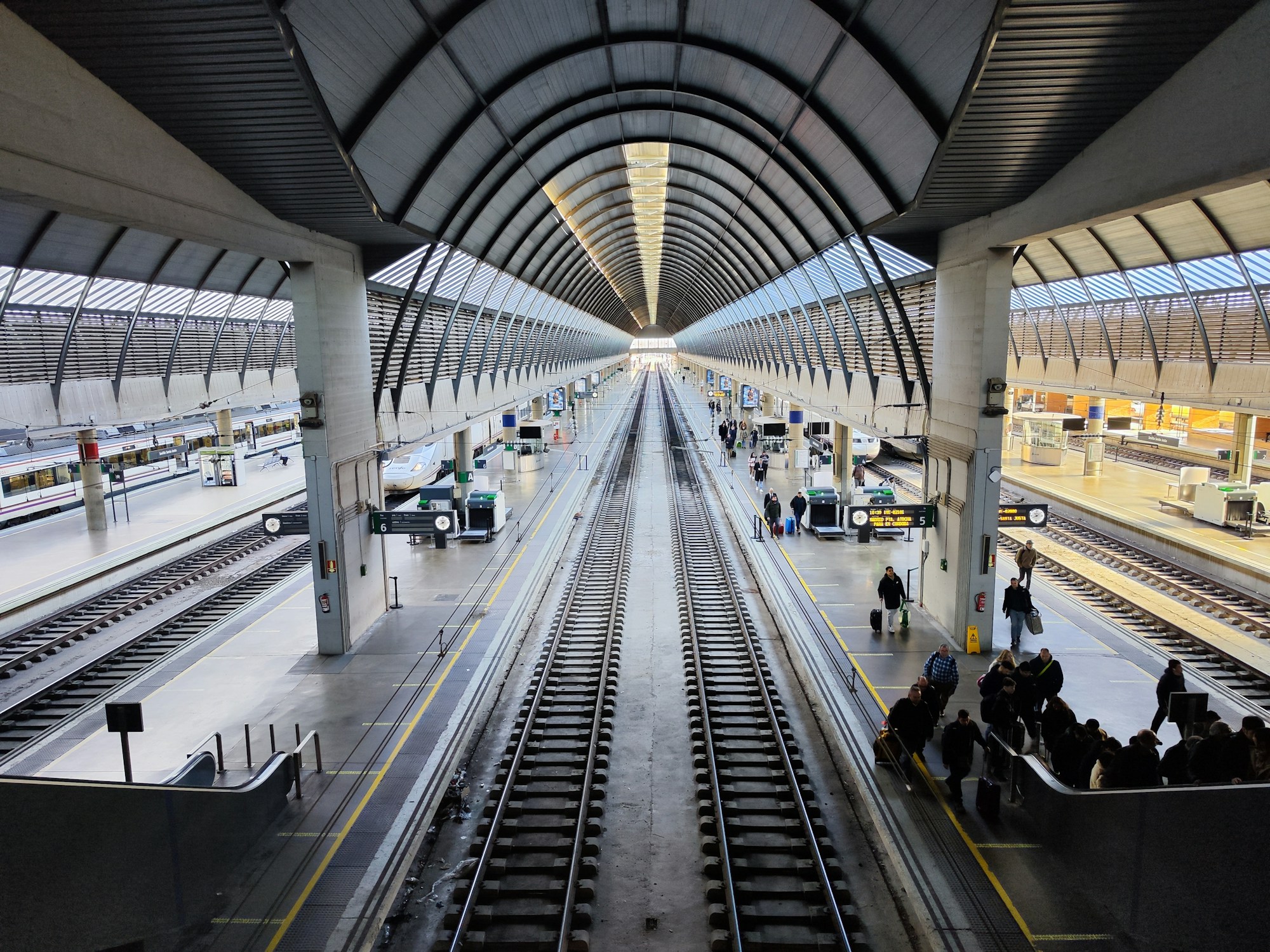 Estación de tren de alta velocidad española, andén y trenes parados