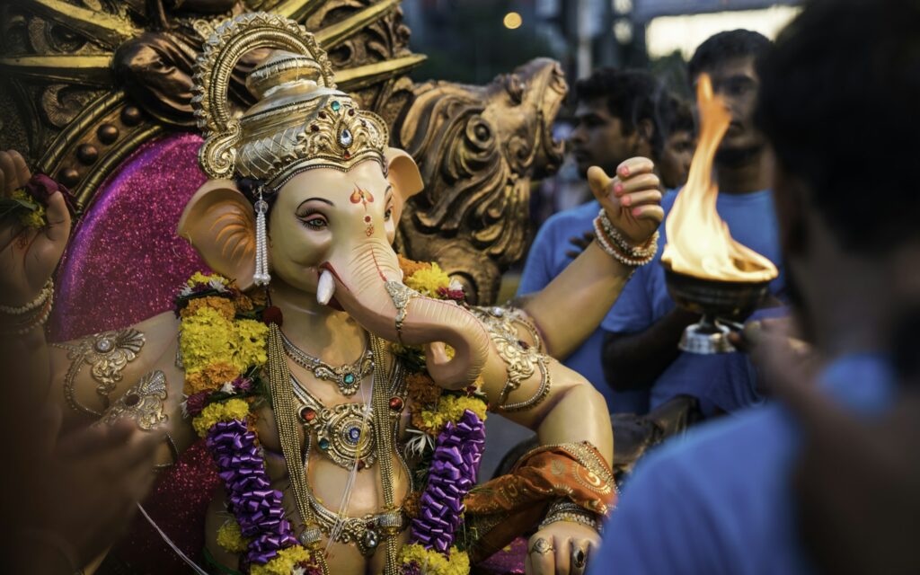 Foule immense entourant une idole de Ganesh lors du festival Ganesh Chaturthi en Inde