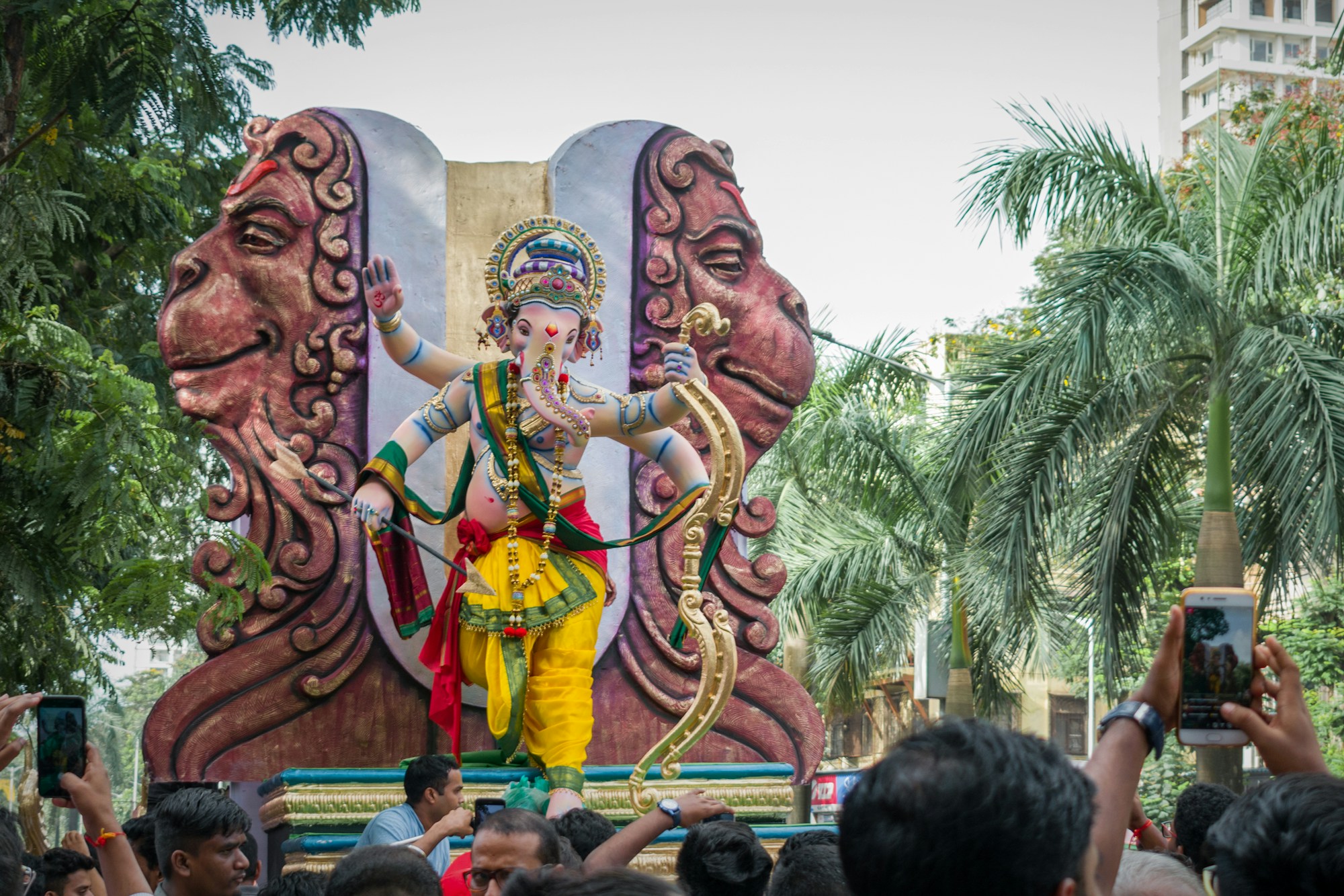 Prozession einer Ganesha-Statue durch die Straßen von Mumbai während Ganesh Chaturthi