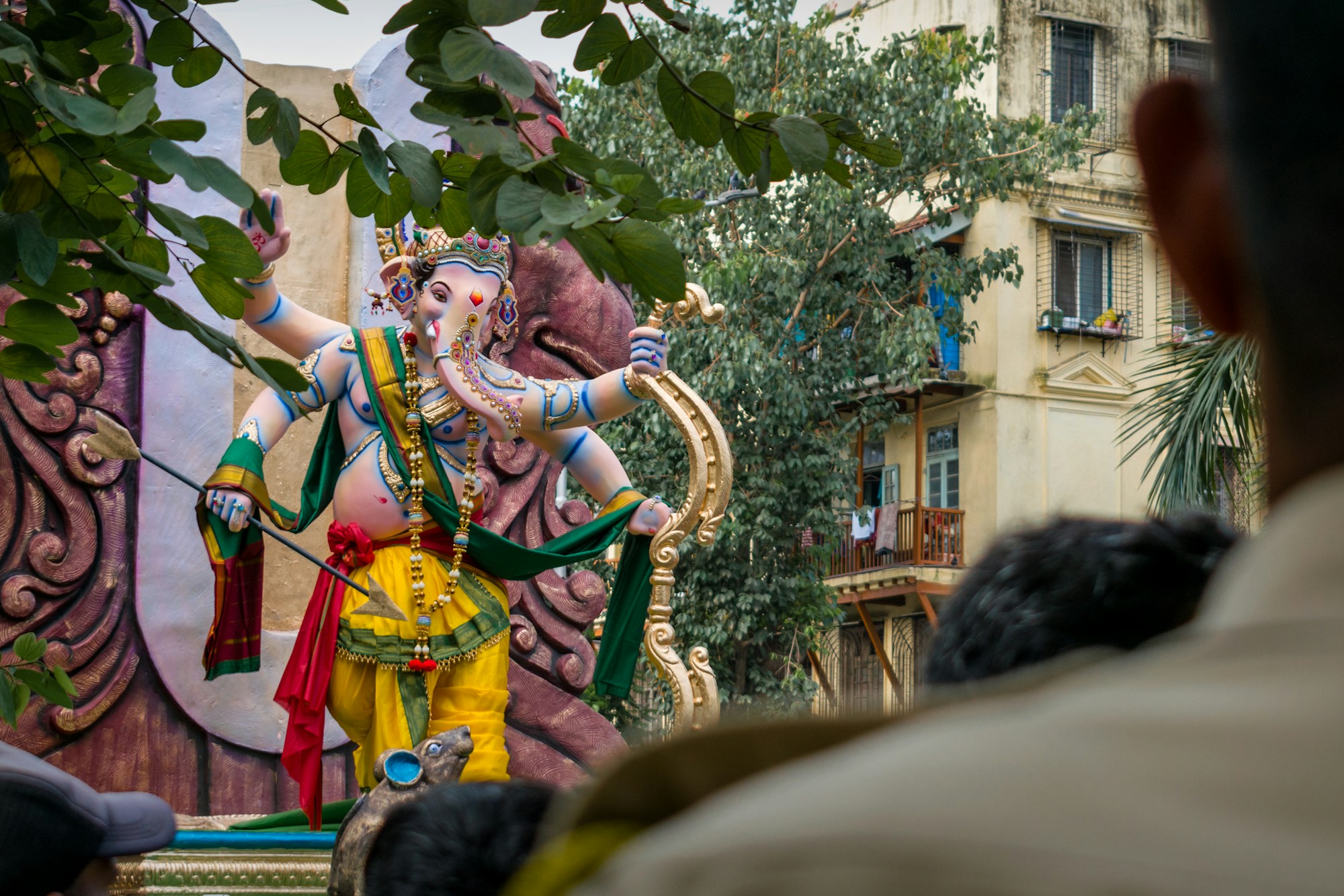 Festzug mit einer Ganesha-Statue durch die Straßen von Mumbai vor der Versenkung