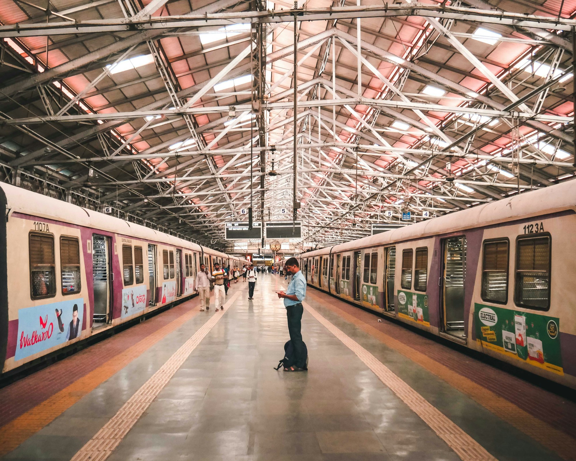 Historischer Bahnhof von Mumbai, Wahrzeichen des Vorortbahnnetzes