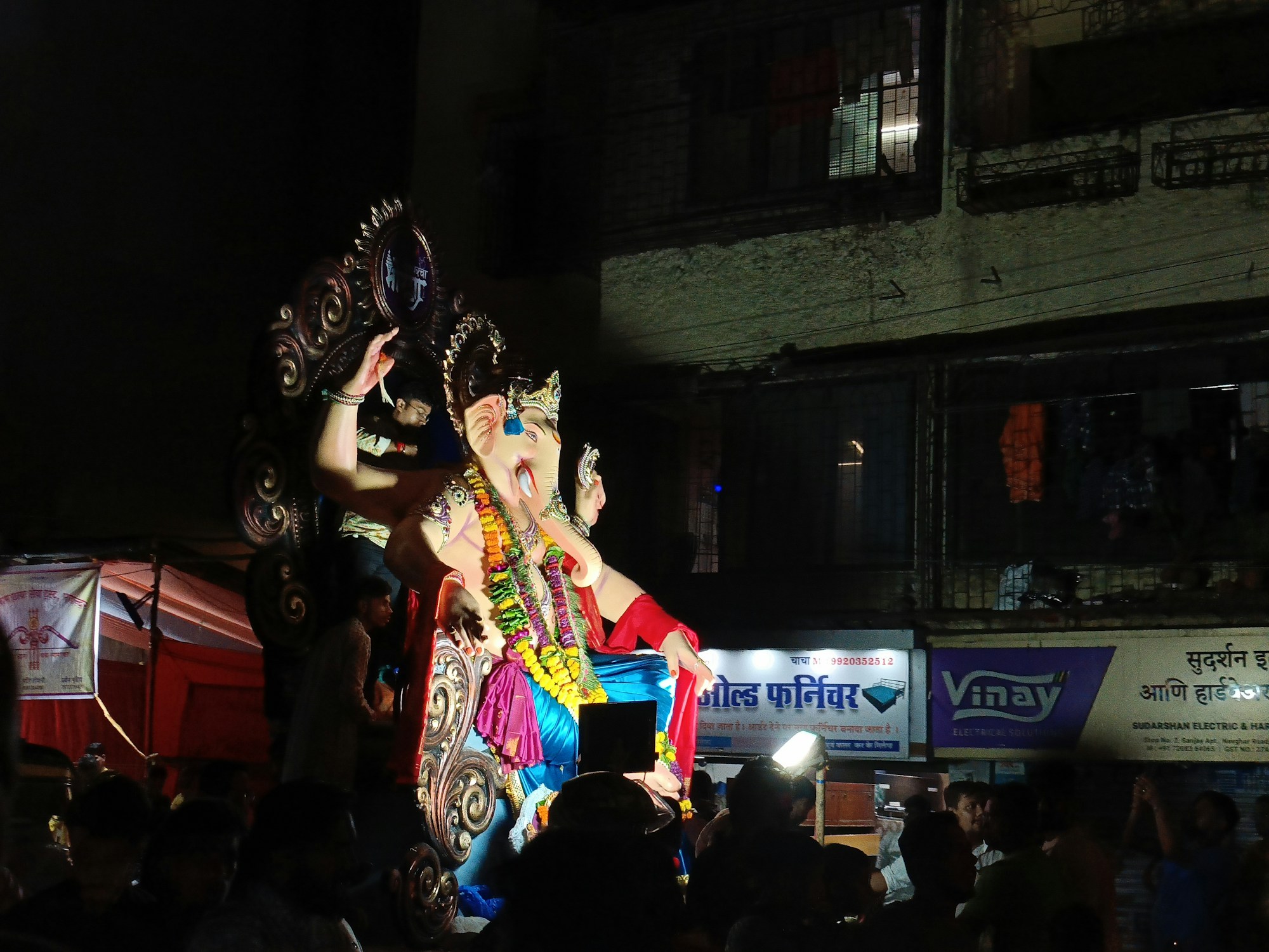 Dichte Menschenmenge versammelt sich um eine Ganesha-Statue während des Festes in Indien