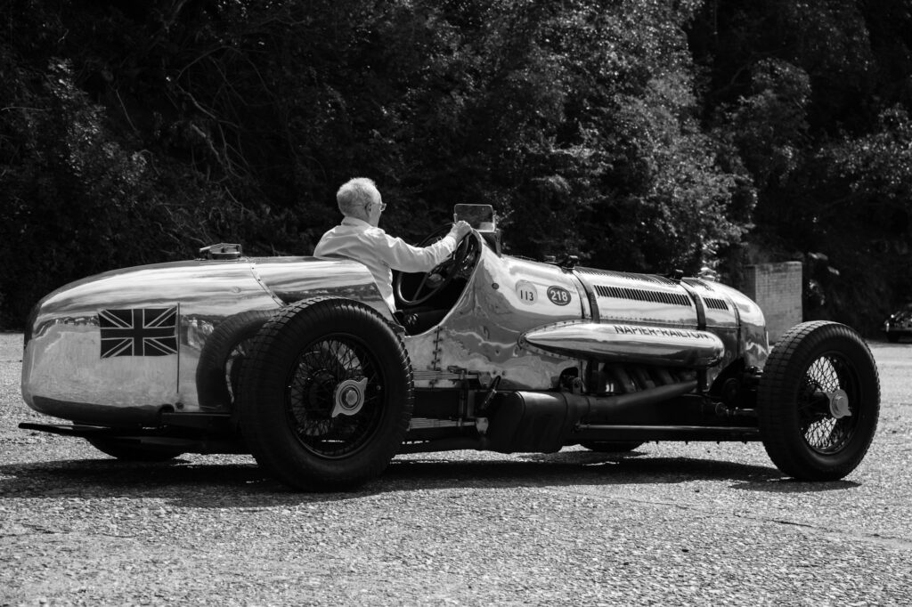 Voiture de course vintage britannique, dans l'esprit du Goodwood Revival