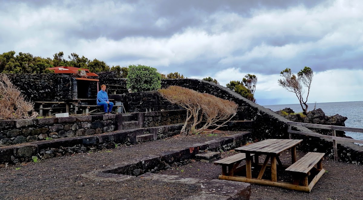 Baignade aux piscines naturelles de Pico – Piscinas Naturais, São Roque do Pico, Açores (photo 1)