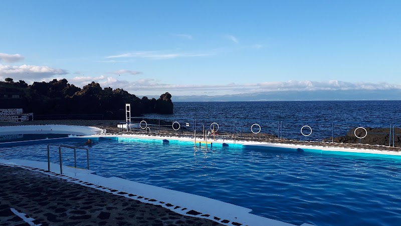 Baignade aux piscines naturelles de Pico – Piscinas Naturais, São Roque do Pico, Açores (photo 2)