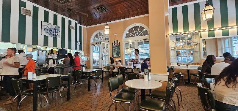 Café du Monde – 800 Decatur St, New Orleans, LA 70116 (photo 2)