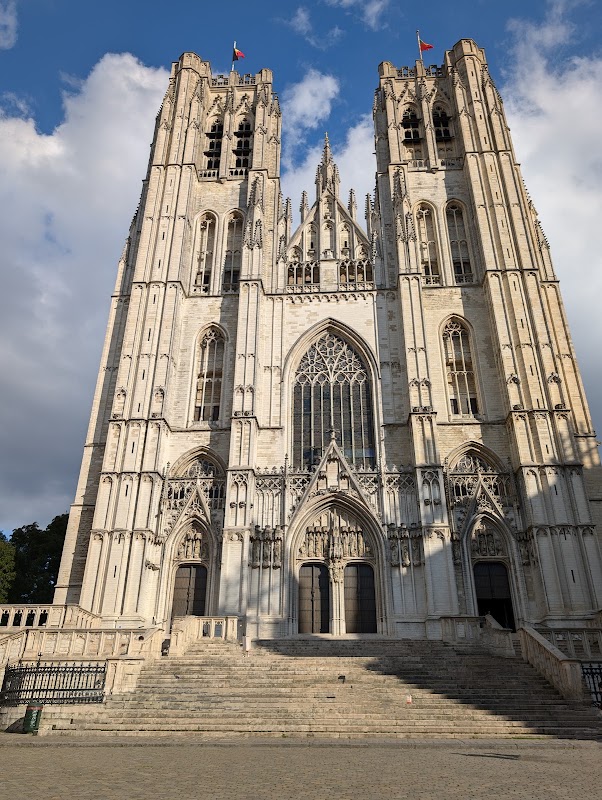 Cathédrale Saints-Michel-et-Gudule – Esp. de la Sainte-Gudule, 1000 Bruxelles, Belgique (photo 1)