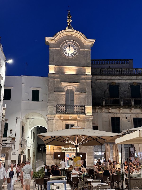 Cisternino, le centre historique – Piazza Giuseppe Garibaldi, 72014 Cisternino BR, Italie (photo 2)