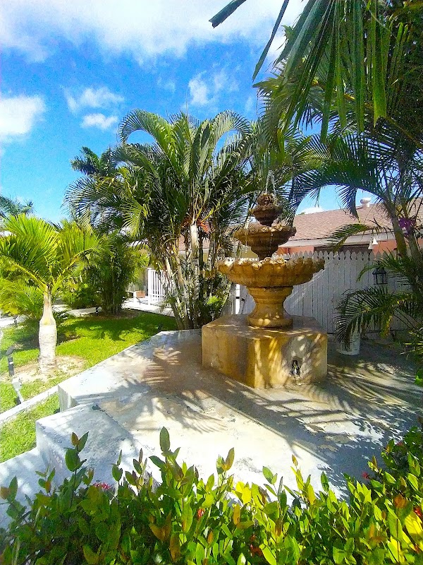 Colony Club Inn & Suites – St. Albans Drive off West Bay Street, Nassau (photo 1)