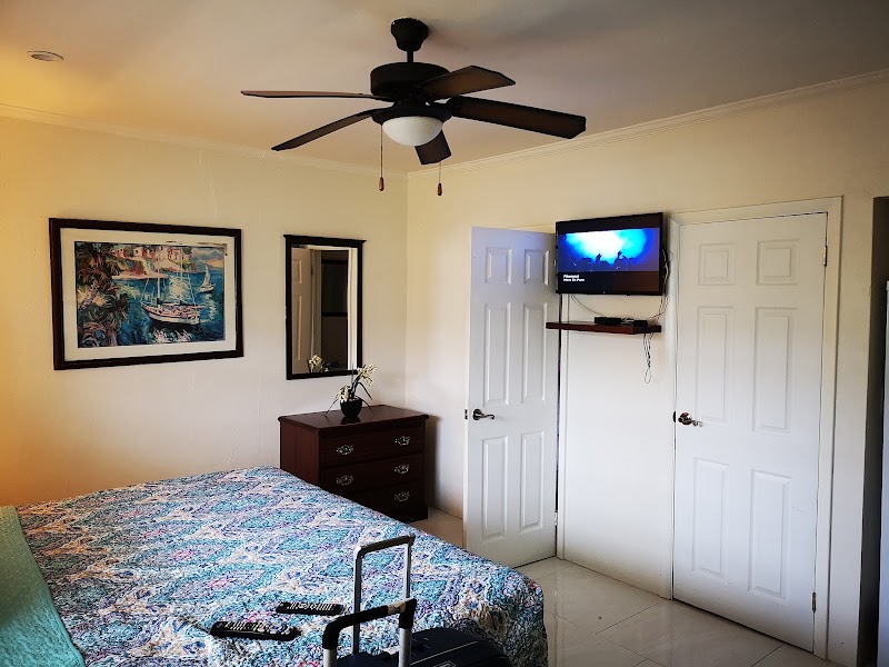 Colony Club Inn & Suites – St. Albans Drive off West Bay Street, Nassau (photo 2)