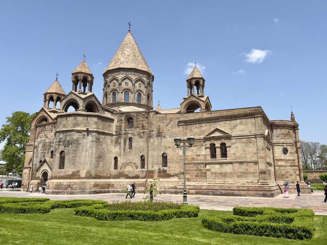 Etchmiadzine, la cathédrale mère des Arméniens – 1 Araratyan Street, Vagharshapat 1101, Arménie (photo 1)