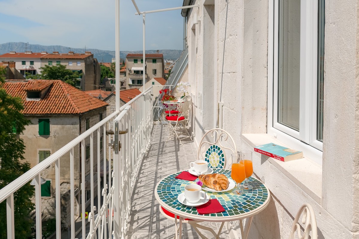Flos Luxury Rooms – 2 Ul. kneza Višeslava, 21000 Split, Croatie (photo 1)