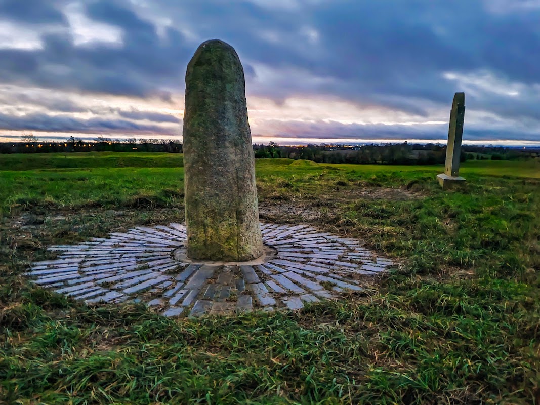 La colline de Tara, siège des rois d'Irlande – Castletown Tara, Co. Meath, Irlande (photo 1)