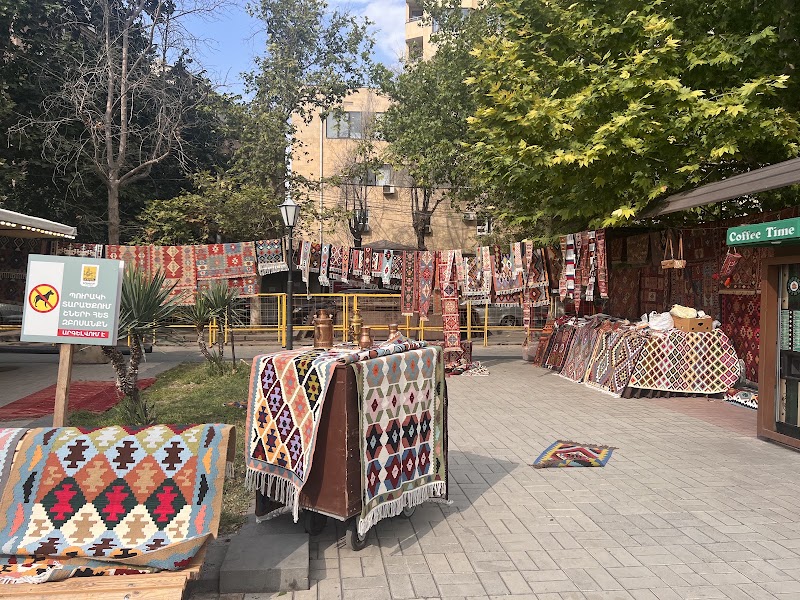 Le marché du Vernissage – 1, 3 Buzand St, Yerevan 0010, Arménie (photo 2)