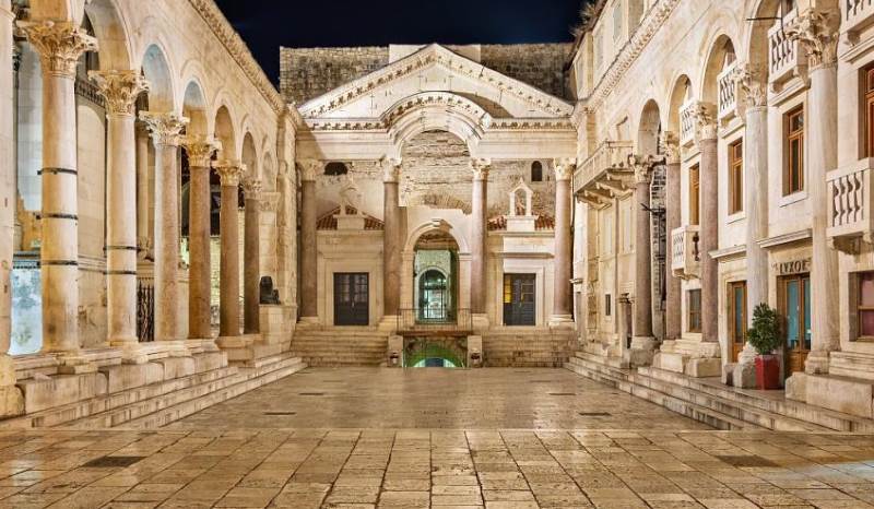 Le Péristyle du palais de Dioclétien – Peristil ul., 21000 Split, Croatie (photo 2)