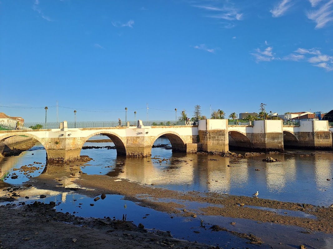 Le vieux pont sur le Gilão – Ponte Antiga, 8800-351 Tavira, Portugal (photo 1)