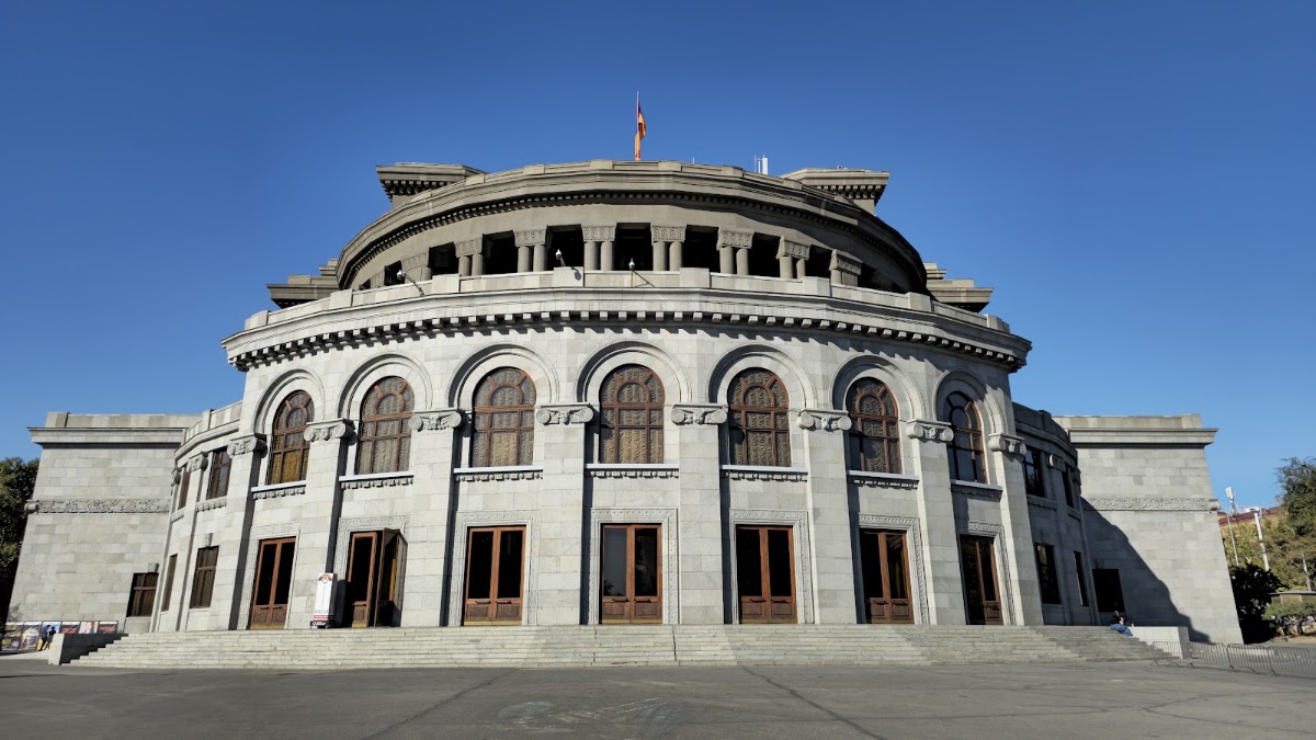 L'Opéra d'Erevan et la place de la Liberté – 54 Tumanyan St, Yerevan, Arménie (photo 1)
