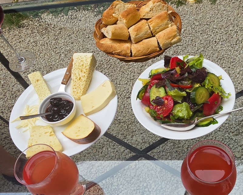 Marani en qvevri et supra chez Pheasant's Tears – Pheasant's Tears Winery, Sighnaghi 4200, Géorgie (photo 2)