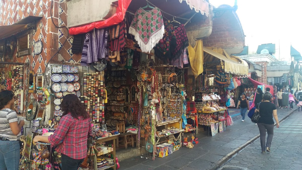 Marché El Parián, céramique de Talavera – Mercado de artesanías El Parián, Centro histórico de Puebla, 72000 Heroica Puebla de Zaragoza, Pue., Mexique (photo 1)