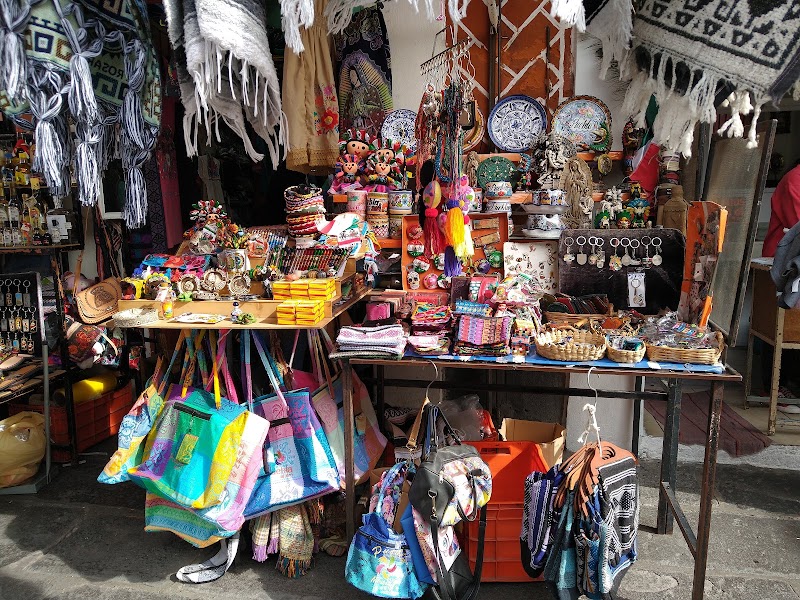 Marché El Parián, céramique de Talavera – Mercado de artesanías El Parián, Centro histórico de Puebla, 72000 Heroica Puebla de Zaragoza, Pue., Mexique (photo 2)