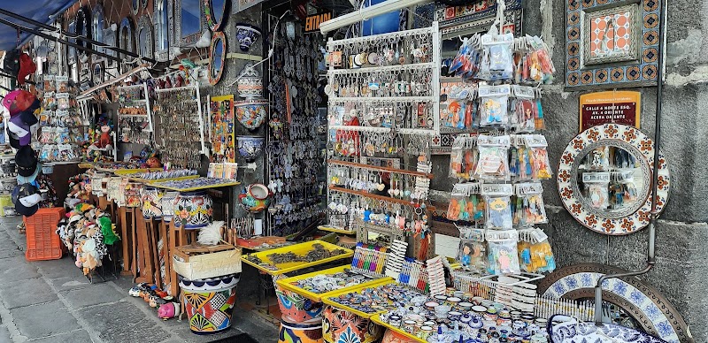 Marché El Parián, céramique de Talavera – Mercado de artesanías El Parián, Centro histórico de Puebla, 72000 Heroica Puebla de Zaragoza, Pue., Mexique (photo 3)