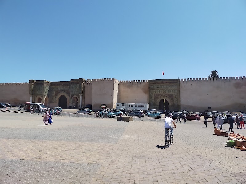 Meknès impériale – Place El Hedim, Meknès, Maroc (photo 2)