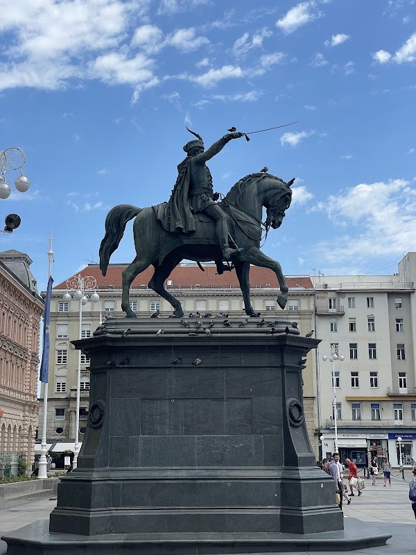 Place Ban Jelačić et le grand sapin – Trg bana Josipa Jelačića, 10000, Zagreb, Croatie (photo 1)
