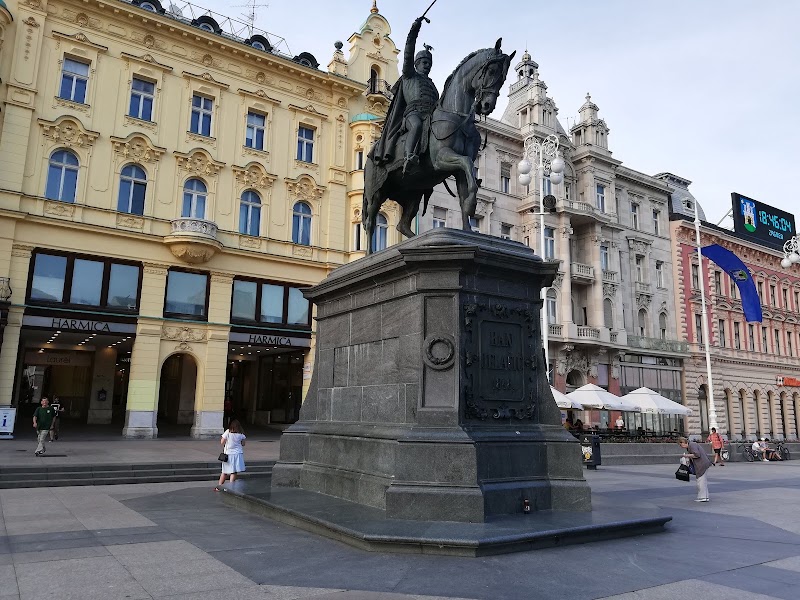 Place Ban Jelačić et le grand sapin – Trg bana Josipa Jelačića, 10000, Zagreb, Croatie (photo 2)
