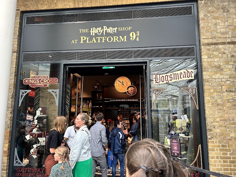 Platform 9 3/4 – King's Cross, Euston Rd., London N1C 4AP (photo 2)