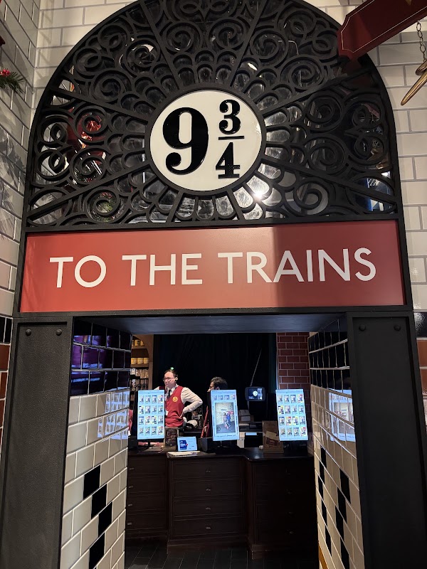 Platform 9 3/4 – King's Cross, Euston Rd., London N1C 4AP (photo 3)