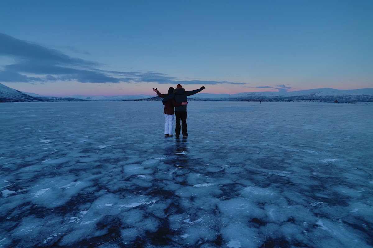 Ponton du lac Torneträsk – Abisko Strand 1, 981 07 Abisko, Suède (photo 1)