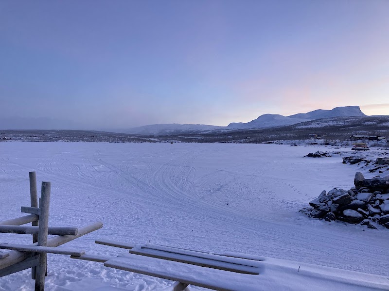 Ponton du lac Torneträsk – Abisko Strand 1, 981 07 Abisko, Suède (photo 2)