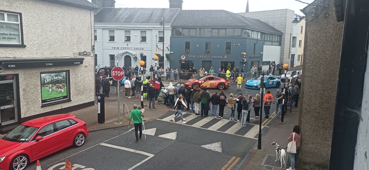 Púca Procession dans les rues de Trim – Market Street, Trim, Co. Meath, Irlande (photo 1)