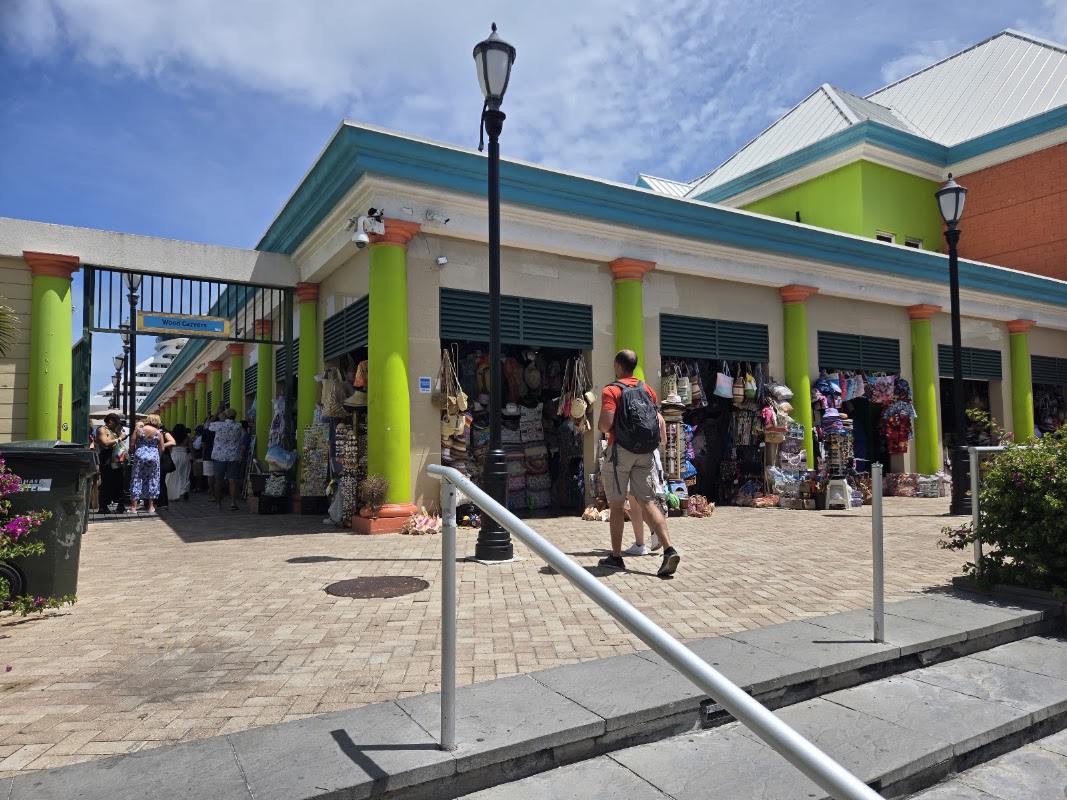 Straw Market – Bay St, Nassau (photo 1)
