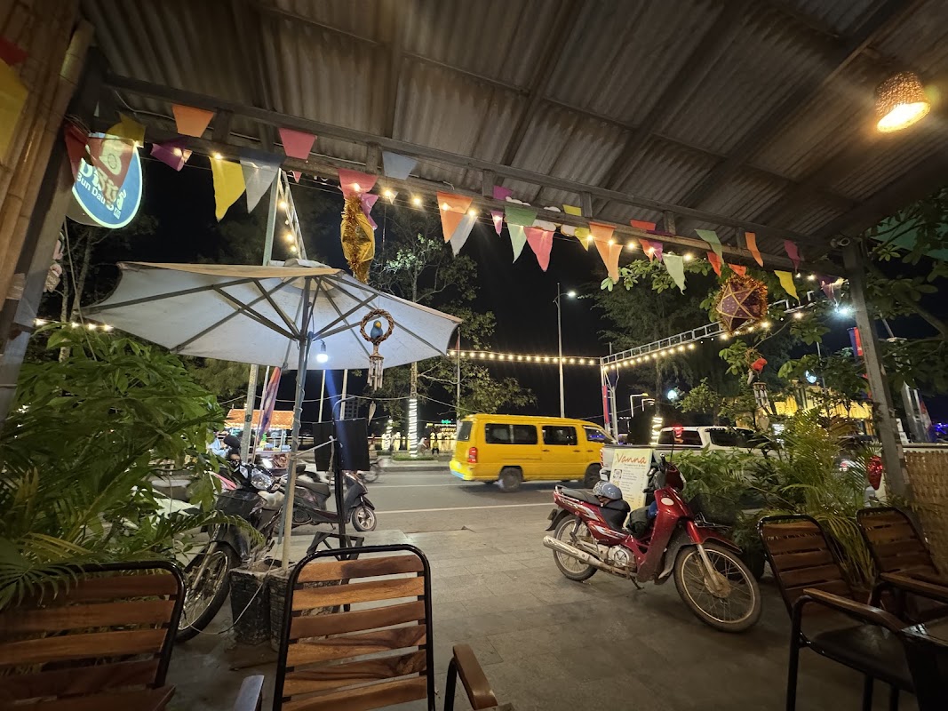 Vanna Restaurant & Bar – Bord de rivière, Kampot, Cambodge (photo 1)
