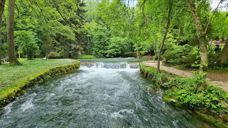 Vrelo Bosne – Vrelo Bosne, Ilidža 71210, Sarajevo, Bosnie-Herzégovine (photo 3)